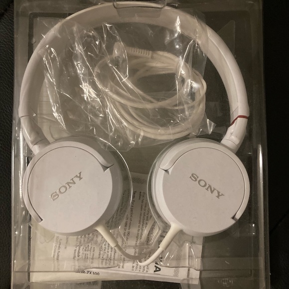 Used < 3 times Sony headphones MDR-ZX100 - Picture 1 of 2